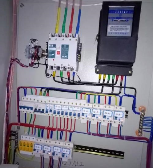 不能用銅線(xiàn)、鋁線(xiàn)代替家用保險(xiǎn)絲